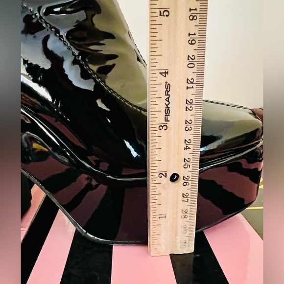 NIB Dolls Kill Lady GoDiva Wicked Head Versus Heart Platform Boots Cannon Black - Picture 11 of 16